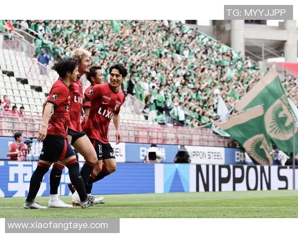 联广岛三迎战鹿岛鹿队争夺联赛关键三分的激烈对决